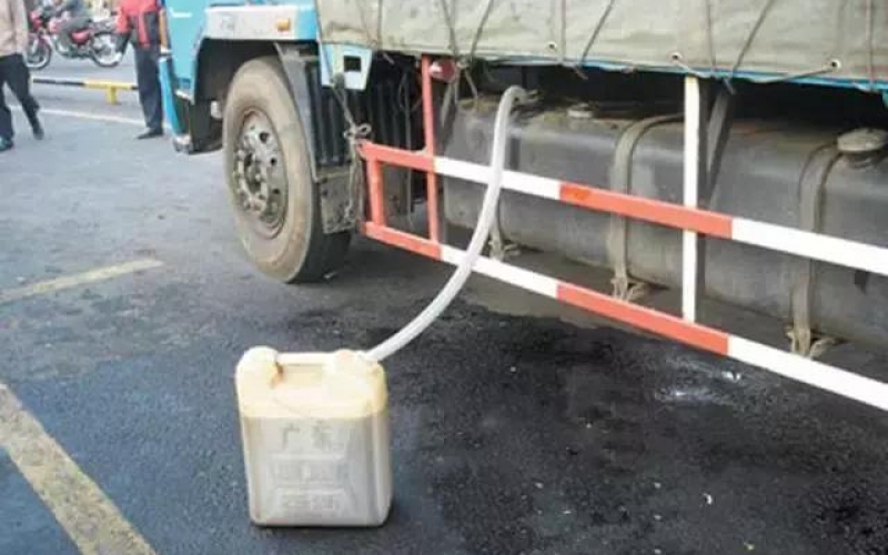 安裝半年GPS油量油耗監控，驚現司機偷油放油
